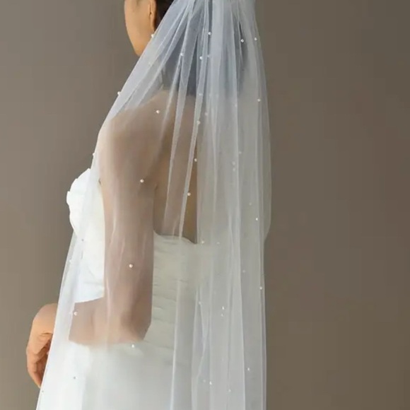 Elegant White Bridal Veil - Picture 1 of 6